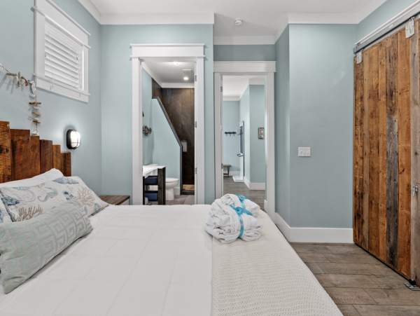 Spacious Sunny Family Home Sleeps 21 Guests with Plunge Pool