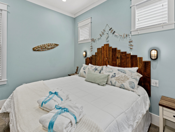 Spacious Sunny Family Home Sleeps 21 Guests with Plunge Pool