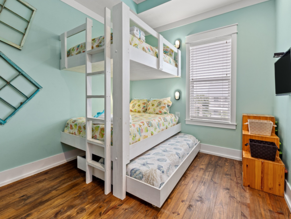Spacious Sunny Family Home Sleeps 21 Guests with Plunge Pool