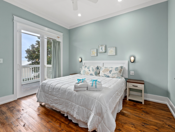 Spacious Sunny Family Home Sleeps 21 Guests with Plunge Pool