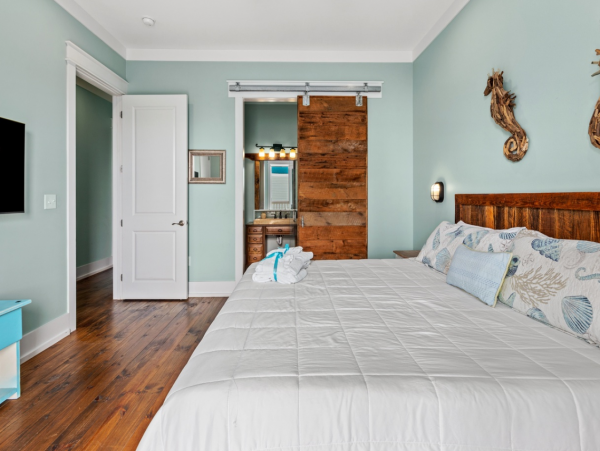 Spacious Sunny Family Home Sleeps 21 Guests with Plunge Pool