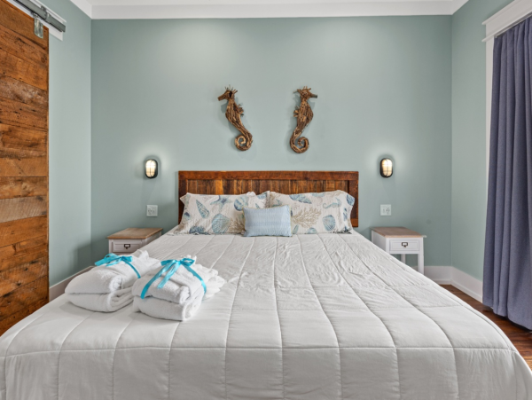 Spacious Sunny Family Home Sleeps 21 Guests with Plunge Pool