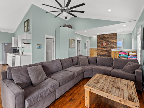Spacious Sunny Family Home Sleeps 21 Guests with Plunge Pool