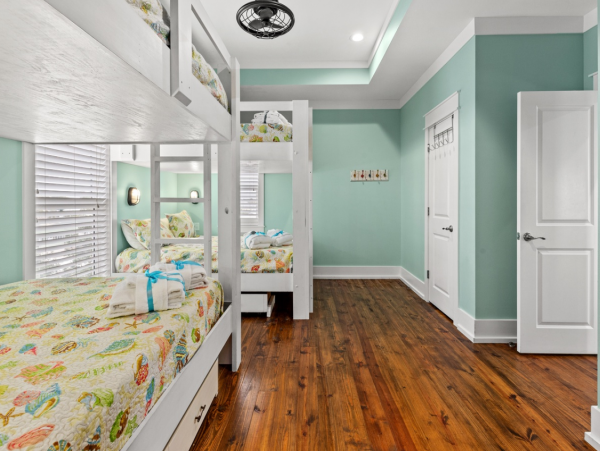 Spacious Sunny Family Home Sleeps 21 Guests with Plunge Pool
