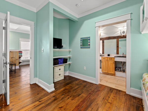 Spacious Sunny Family Home Sleeps 21 Guests with Plunge Pool