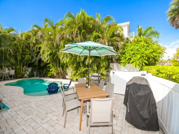 Holmes Beach 2 Bedroom Vacation Duplex with Shared Pool