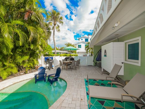 Holmes Beach 2 Bedroom Vacation Duplex with Shared Pool