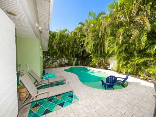 Holmes Beach 2 Bedroom Vacation Duplex with Shared Pool