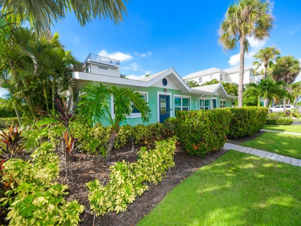 Holmes Beach Three Bedroom Duplex with Shared Pool Sleeps 6