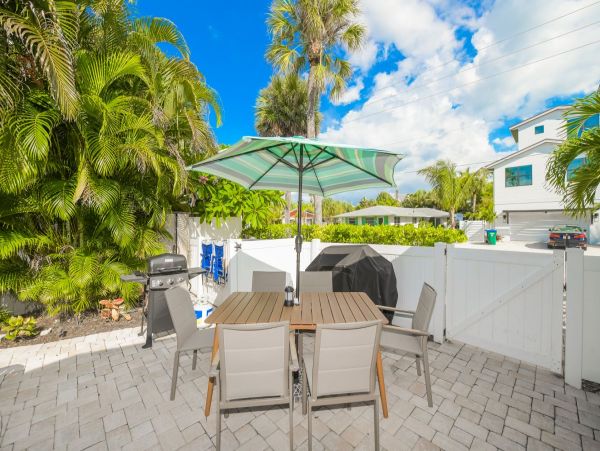 Holmes Beach Three Bedroom Duplex with Shared Pool Sleeps 6