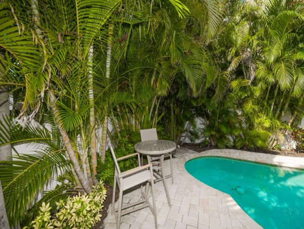 Holmes Beach Three Bedroom Duplex with Shared Pool Sleeps 6