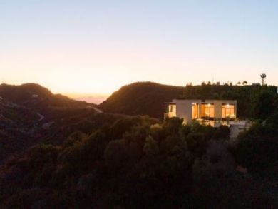 Secluded and Ultra Modern Vacation 4 Bedroom Home with Pool