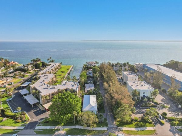 Luxury Longboat Key Monthly Vacation Rental 4-Bedroom Pool Home with Outdoor Kitchen