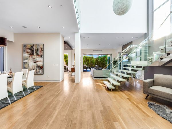 Luxury Five Bedroom Los Angeles Vacation Home with Pool