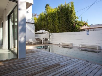 Four Bedroom Plus Den Vacation Pool Home in Los Angeles