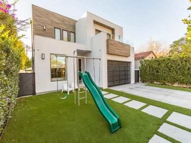 Four Bedroom Plus Den Vacation Pool Home in Los Angeles