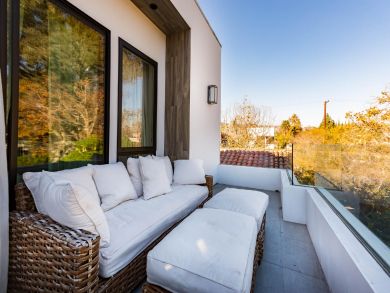 Four Bedroom Plus Den Vacation Pool Home in Los Angeles
