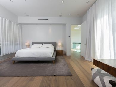 Four Bedroom Plus Den Vacation Pool Home in Los Angeles