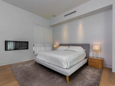 Four Bedroom Plus Den Vacation Pool Home in Los Angeles