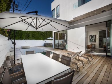 Four Bedroom Plus Den Vacation Pool Home in Los Angeles
