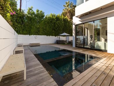 Four Bedroom Plus Den Vacation Pool Home in Los Angeles