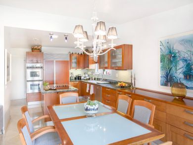 Malibu Four Bedroom Luxury Home with Pool & Spa Sleeps 8