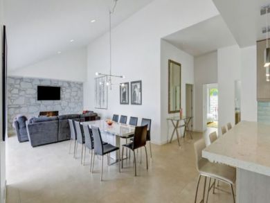 Sophisticated 5 Bedroom Home Private Pool and Mountain Views