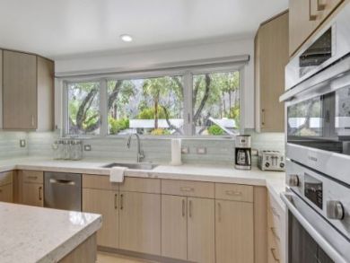 Sophisticated 5 Bedroom Home Private Pool and Mountain Views