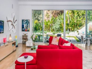 Stunning Los Angeles Vacation Pool Home Sleeps 6 Guests