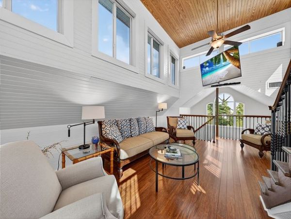 Luxury Island Retreat near Bowman's Beach 3 Bedrooms, Heated Pool