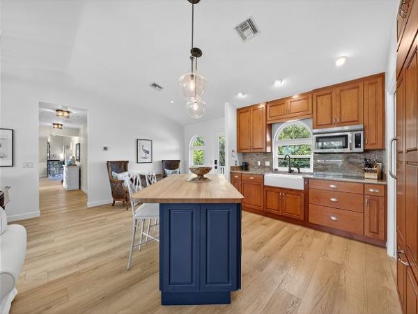 Luxury Island Retreat near Bowman's Beach 3 Bedrooms, Heated Pool