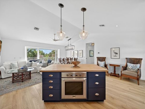 Luxury Island Retreat near Bowman's Beach 3 Bedrooms, Heated Pool