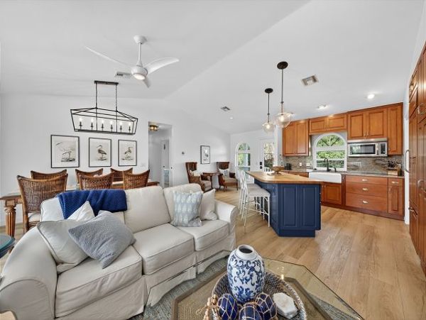 Luxury Island Retreat near Bowman's Beach 3 Bedrooms, Heated Pool