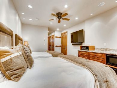 Luxury Vail Vacation Condo Ski-In Ski-Out Sleeps 13 Guests