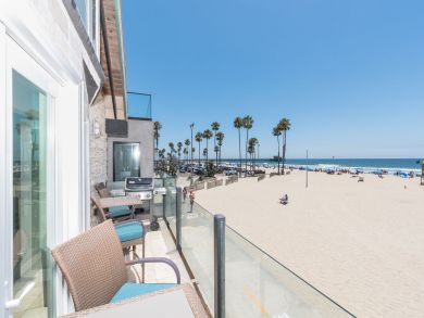 Newport Beach Oceanfront Four Bedrooms Single Family Home