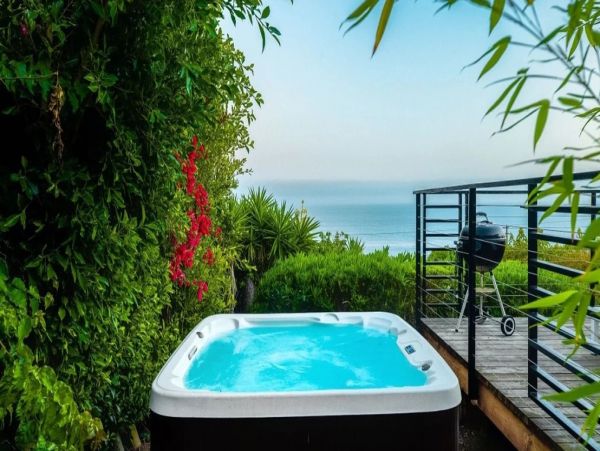 Ocean View Three Bedroom Vacation Home in Malibu Sleeps 8