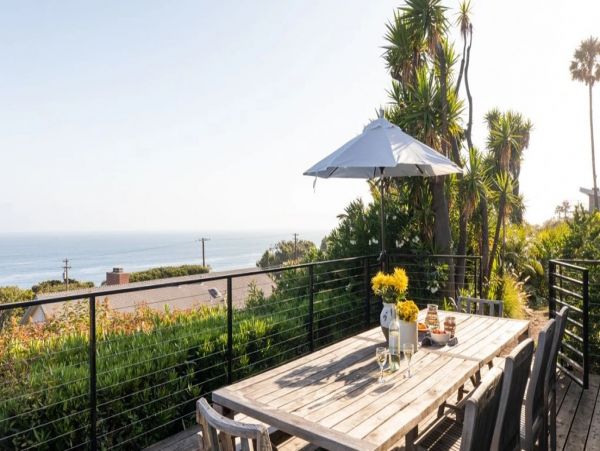 Ocean View Three Bedroom Vacation Home in Malibu Sleeps 8