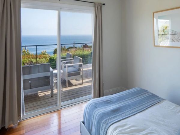 Ocean View Three Bedroom Vacation Home in Malibu Sleeps 8