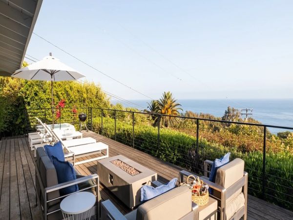 Ocean View Three Bedroom Vacation Home in Malibu Sleeps 8