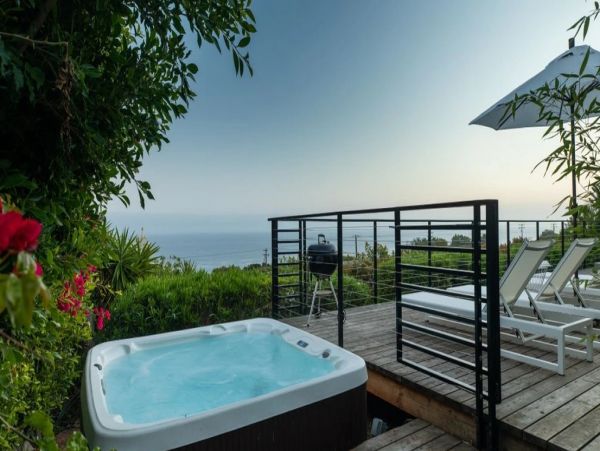 Ocean View Three Bedroom Vacation Home in Malibu Sleeps 8
