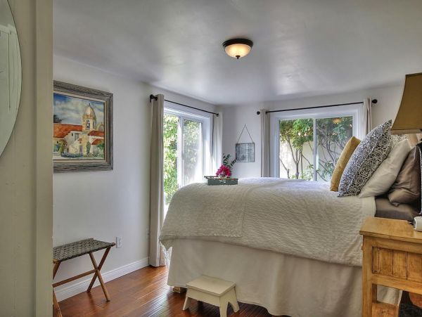 Santa Barbara Vacation Accommodation Walk to Beach Sleeps 6