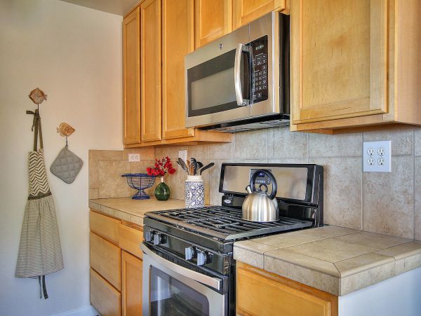 Santa Barbara Vacation Accommodation Walk to Beach Sleeps 6