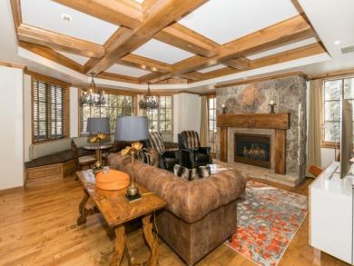 Elegant Ground Floor 2 Bedroom Plus Den Beaver Creek Rental