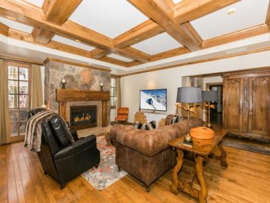Elegant Ground Floor 2 Bedroom Plus Den Beaver Creek Rental