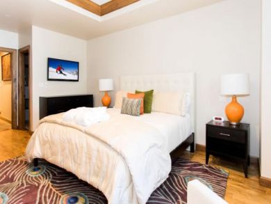 Elegant Ground Floor 2 Bedroom Plus Den Beaver Creek Rental