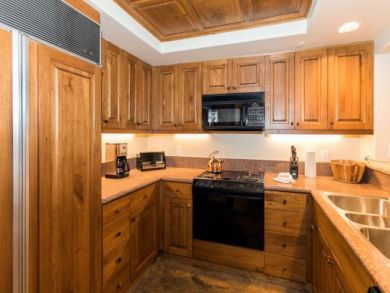 Elegant Ground Floor 2 Bedroom Plus Den Beaver Creek Rental