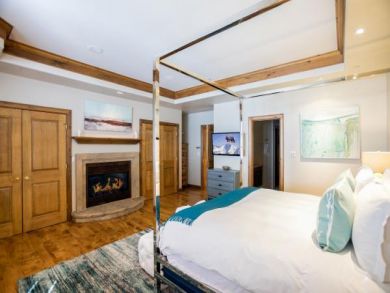 Elegant Ground Floor 2 Bedroom Plus Den Beaver Creek Rental