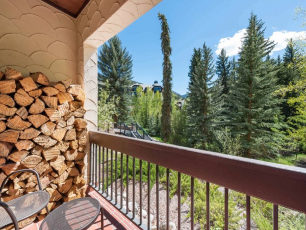 Elegant Ground Floor 2 Bedroom Plus Den Beaver Creek Rental