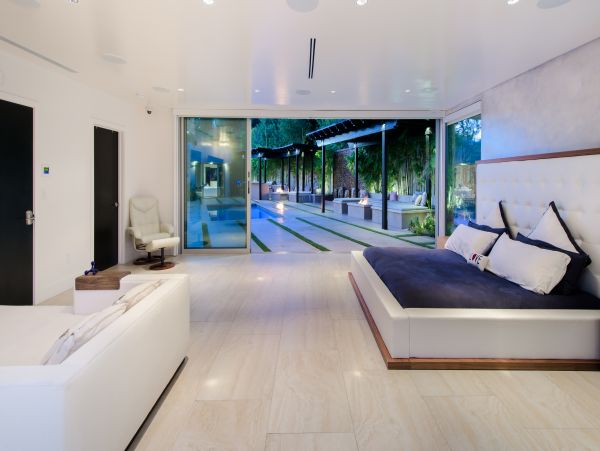 A Luxury Home in Beverly Hills with Quiet Zen Garden