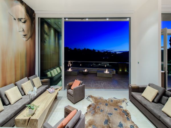A Luxury Home in Beverly Hills with Quiet Zen Garden